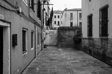 Pohled mezi domy z ulice Calle de la Cereria